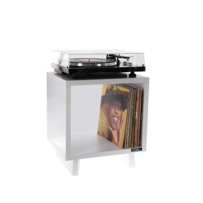 Estante branca com gira-discos preto e discos de vinil coloridos