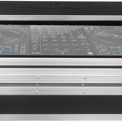 Equipamento DJ numa caixa de transporte preta com detalhes metálicos prateados