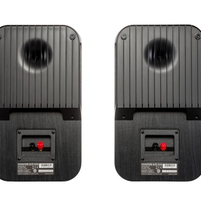 par de colunas pretas texturizadas com ranhuras verticais e conectores