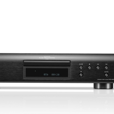 Leitor de CD Denon preto com controlo remoto