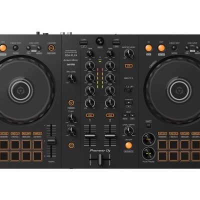 Controladora DJ Pioneer DJ preta com dois pratos e botões laranja