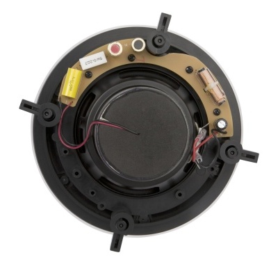 Caixa de som redonda desmontada com componentes eletrónicos visíveis