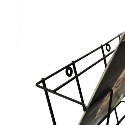 Suporte metálico preto com placa mostrando rostos humanos