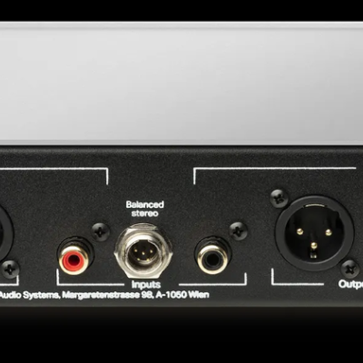 Parte traseira de dispositivo áudio preto com várias portas e texto técnico