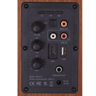 Painel traseiro de subwoofer com várias entradas e controlos