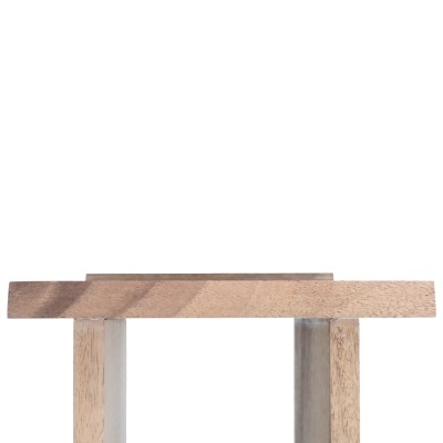 Mesa de madeira clara com tampo em madeira de tonalidade média e pés retos