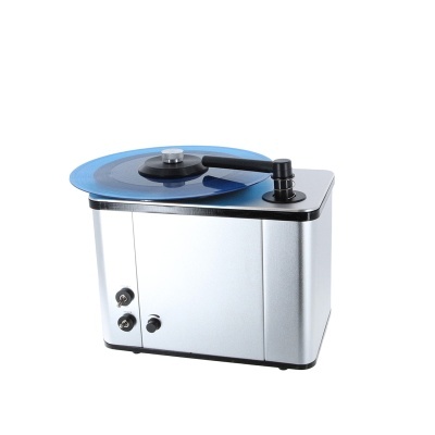 Máquina de limpeza de discos de vinil prateada com disco azul no topo