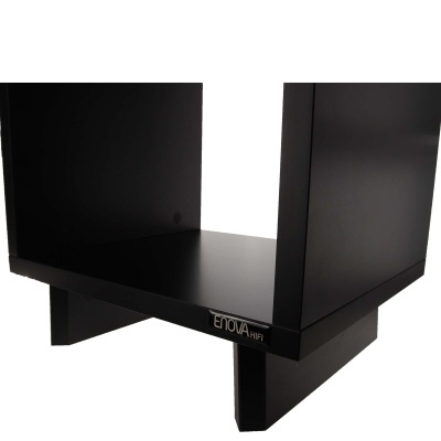 Mesa preta com etiqueta LENOVA HiFi