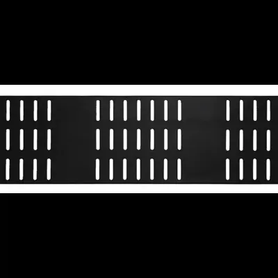 Placa preta rectangular com ranhuras verticais e orifícios nas extremidades