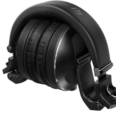 Auriculares pretos grandes com almofadas acolchoadas e botão giratório