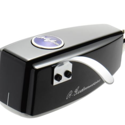 cápsula de fone de ouvido preta com detalhes prateados e logótipo azul