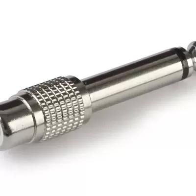 Adaptador de áudio metálico prateado com contatos pretos