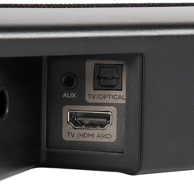 Conector de barra de som preta com entradas AUX, TV OPTICAL e TV (HDMI ARC)