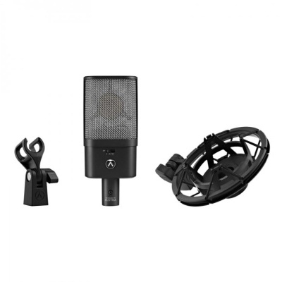 Microfone condensador preto com acessórios em fundo branco