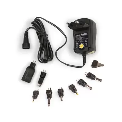 Carregador preto com adaptadores variados e cabo longo