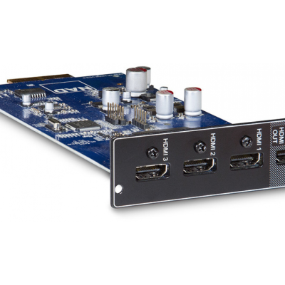 Placa eletrónica com quatro portas HDMI rotuladas