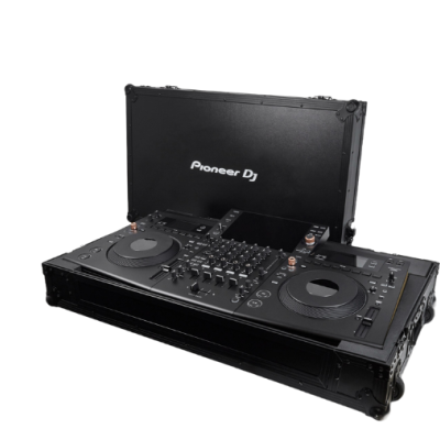 Controladora DJ preta Pioneer DJ numa mala rígida preta aberta