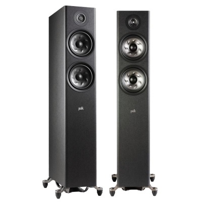 Colunas de som preto fosco com altifalantes e base com rodas.
