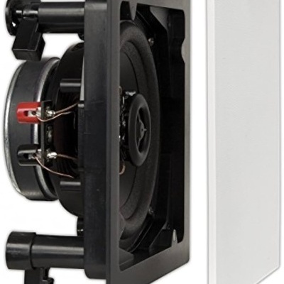 Coluna de som retangular embutida com estrutura preta e tampa branca.