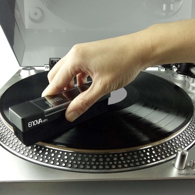 Dispositivo de limpeza ENOVA Hi-Fi a preto sobre vinil num gira-discos prateado