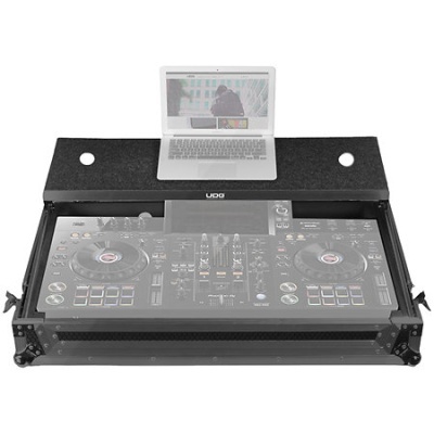 Mesa de DJ preta com controlador e laptop