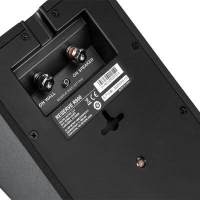 Painel traseiro preto de coluna de som com conectores e etiquetas