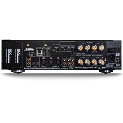 Pré-amplificador áudio preto com várias conexões e texto técnico na parte traseira