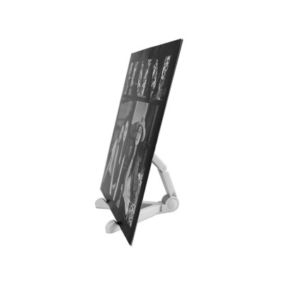 Suporte branco de plástico segurando uma fotografia preta com várias imagens a preto e branco