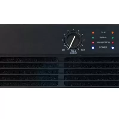 Amplificador de áudio preto em rack com botões e luzes