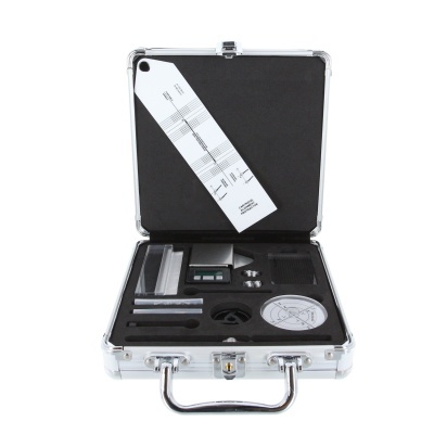 Maleta metálica com balança digital e acessórios organizados em espuma preta