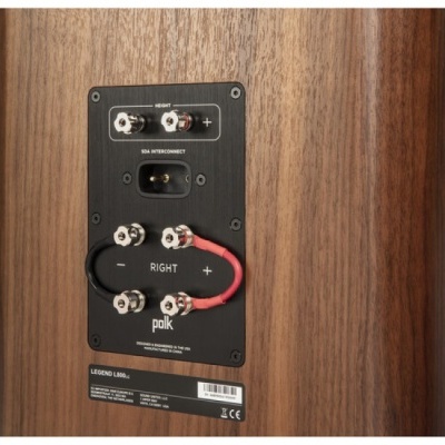 Painel traseiro de coluna sonora em madeira com conexões de áudio e etiqueta de aviso