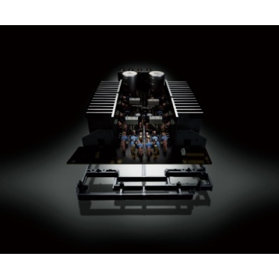 Placa eletrónica com componentes e dissipadores de calor em fundo preto