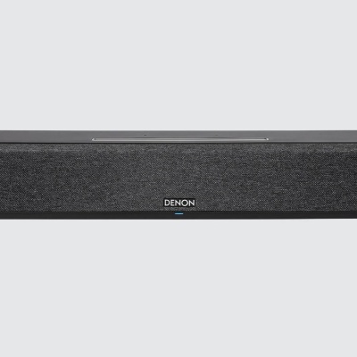 Barra de som preta da marca DENON sobre fundo cinzento claro