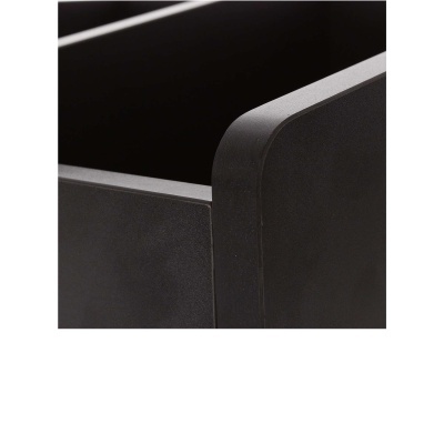 Caixa preta aberta com acabamento fosco e bordas arredondadas