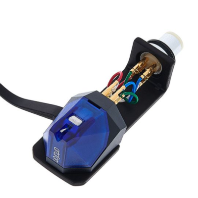 Cabeça de gira-discos preta com capa azul translúcida e fios coloridos