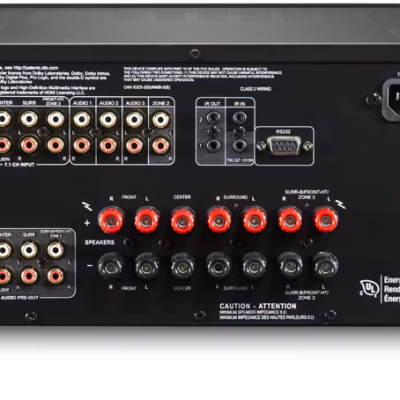 Amplificador preto com várias conexões traseiras e etiquetas de segurança