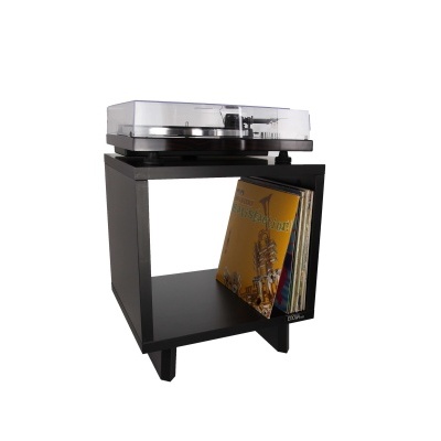 Móvel preto em forma de cubo com discos de vinil e gira-discos