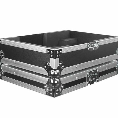 Caixa de transporte preta com cantos e bordas metálicas reforçadas