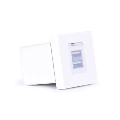 Tomada de rede branca com três entradas RJ45