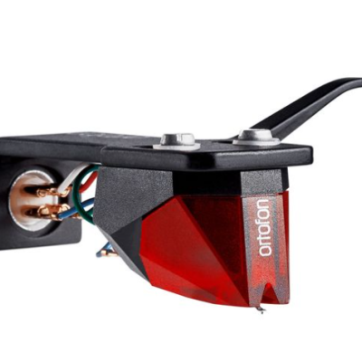 Cartucho e agulha para gira-discos preto e vermelho com fios coloridos visíveis