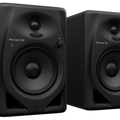 Par de altifalantes Pioneer DJ pretos com botões e caixa robusta