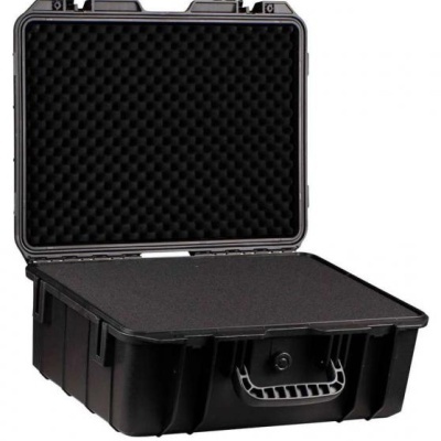 Mala de transporte preta aberta com interior almofadado em padrão de cubos.