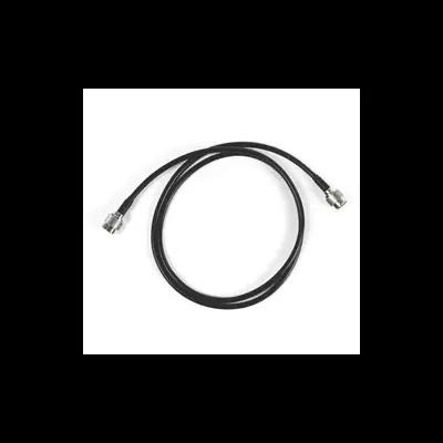 Cabo preto com conectores metálicos em fundo branco