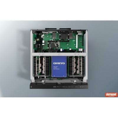 Equipamento eletrónico de áudio Onkyo aberto com circuitos e dissipadores de calor visíveis