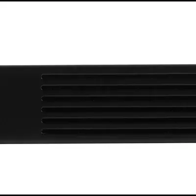 Amplificador de áudio preto em rack com mostrador digital azul e botões