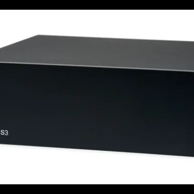Amplificador preto com botão frontal e texto 'Amp Box S3'