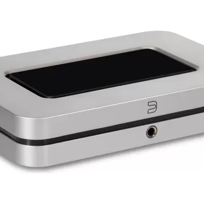 Aparelho eletrônico retangular metálico prateado com superfície preta