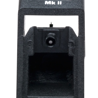 Produto preto com texto branco 530 Mk II e design retangular aberto