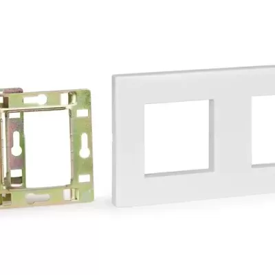 suporte metálico e moldura branca para três módulos de interruptores