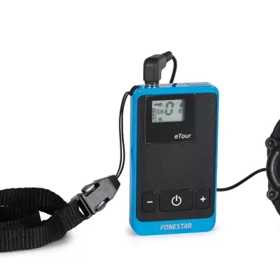 Aparelho de audição preto e azul com correia preta e auricular preto